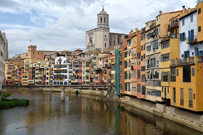 Onyar River homes in Girona, Spain | © 2021 Tim Adams, CC BY 2.0