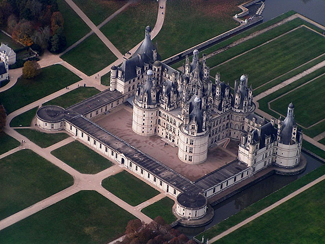 Aerial view of the château de Chambord | CC-by-SA-3.0 photo by Elementerre